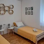 2 Bedroom Beautiful In Διαμέρισμα