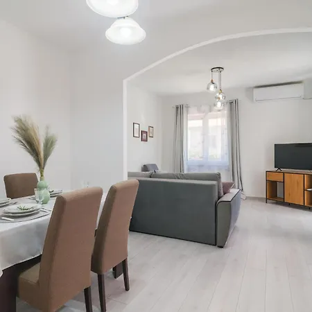 2 Bedroom Beautiful In Διαμέρισμα Supetar