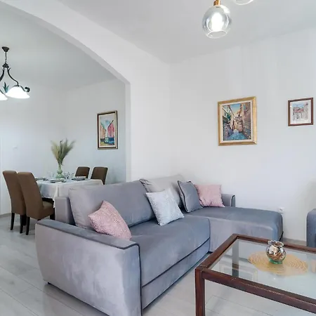 2 Bedroom Beautiful In Apartment