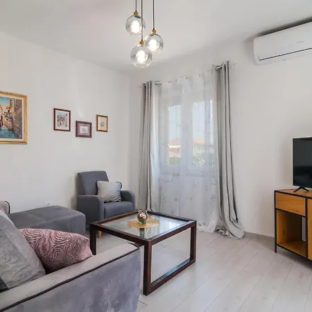 Apartment 2 Bedroom Beautiful In Supetar
