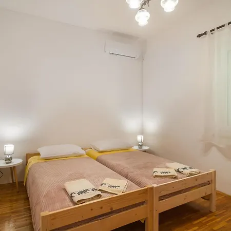 2 Bedroom Beautiful In Supetar