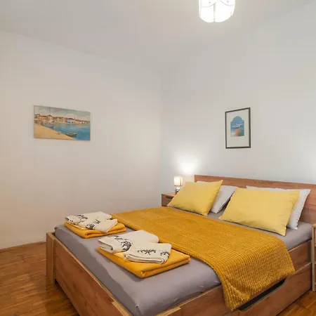 Διαμέρισμα 2 Bedroom Beautiful In Supetar